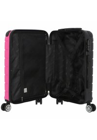 Valigia rigida con segmenti rosa e neri, caratterizzata da un ampio interno, foderatura nera, tasca in rete e quattro ruote per una facile mobilità.