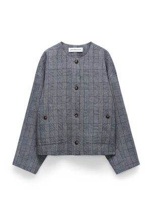 Graue karierte Jacke mit langen Ärmeln, rundem Ausschnitt und vier Schildpattknöpfen auf der Vorderseite.