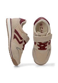 Zapatillas beige con acentos en burdeos, material de ante y sintético, suela de goma texturizada, tira de velcro y detalle de costura en contraste.