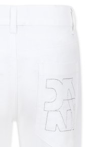 Witte denim broek met een achterzak met een contrasterend geborduurd logo-ontwerp en een gladde textuur. De tailleband heeft riemlussen.