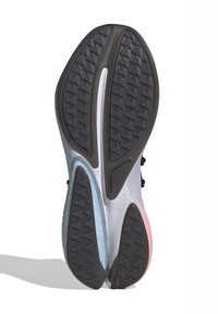 Löparskosula med en texturerad svart gummibotten, en ljusblå gradient-mellansula och en vit ovansida med en subtil glans.