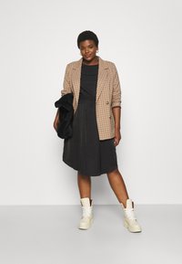 ONLY Carmakoma CARDITA CHECK - Blazer - semolina/tortoise shell