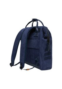 Sac à dos en velours côtelé bleu marine avec deux poignées supérieures, des bretelles rembourrées réglables, une fermeture éclair et une poche avant avec des accents rayés.