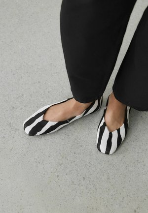 Pantofi comozi drepți cu dungi alb-negru, realizați din material texturat, având un design cu vârf pătrat, profil jos și accent elastic.