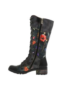 Botte haute en cuir noir avec des panneaux en tissu floral, lacets à l'avant et fermeture éclair sur le côté. Comprend une finition texturée et une couture contrastante.