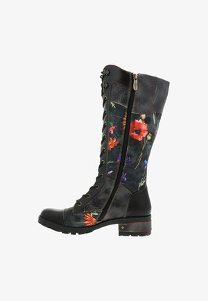 Botte haute en cuir noir avec des panneaux en tissu floral, lacets à l'avant et fermeture éclair sur le côté. Comprend une finition texturée et une couture contrastante.