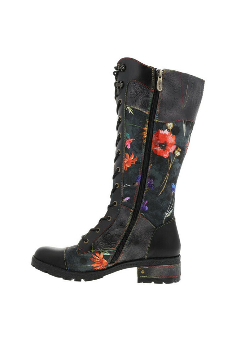 Botte haute en cuir noir avec des panneaux en tissu floral, lacets à l'avant et fermeture éclair sur le côté. Comprend une finition texturée et une couture contrastante.