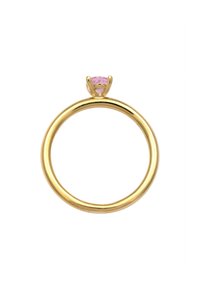 Guld ring med en glat bænk og en hævet kærvindstilling, der har en rund pink ædelsten på toppen. Minimalistisk design og poleret overflade.