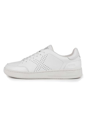 Sneaker bianco in pelle con una texture liscia. Presenta dettagli perforati e una suola in gomma. I lacci si estendono fino in cima.