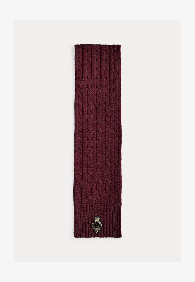 Burgunderfarget strikket skjerf med flettemønster, ribbede ender og en svart brodert logo med krone og initialer nederst.