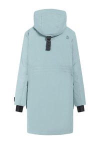 Ljusblå parka-jacka med huva, har en svart remdetalj baktill, elastiska muddarna och sidofickor. Slätt, vattentåligt tyg.