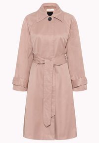 Manteau long rose pâle avec grand col large, un bouton noir unique au niveau du cou, ceinture assortie en tissu et détails de boucle sur les sangles des poignets.