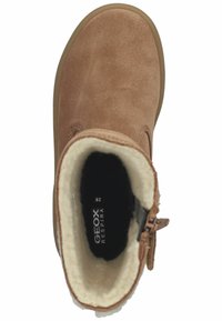 Braune Wildleder-Ankle Boots mit einem weichen weißen Kunstfellfutter, runder Zehenform und seitlichem Reißverschluss. Das Logo innen zeigt "GEOX RESPIRA" und Größe 28.