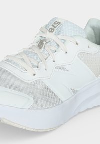 Λευκό και ανοιχτό γκρι αθλητικό παπούτσι New Balance 578 με κορδόνια, ύφασμα δίχτυ και μαξιλαρωτή σόλα, ορατό από γωνιακή κοντινή λήψη.