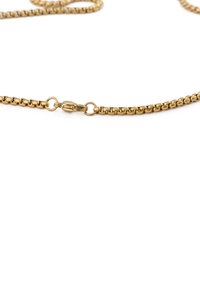 Collar de cadena de metal dorado con un diseño plano y texturizado, equipado con un cierre ovalado. Los eslabones son pequeños y están muy cerca unos de otros, ofreciendo un acabado suave.