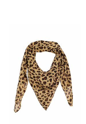 Pañuelo triangular marrón claro con estampado de leopardo en marrón oscuro y negro, mostrado suelto con los extremos colgando.