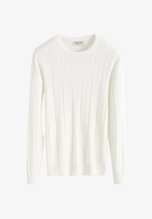 Pull blanc en tricot avec texture côtelée, col rond et manches longues. Tissu doux sans motifs ou accents visibles.