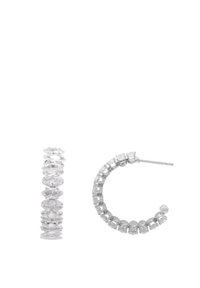 Les boucles d'oreilles en cristal clair, avec créoles et clous, présentent des pierres facettées, un métal argenté et un design texturé. Le clou est cylindrique, tandis que la créole est courbée.