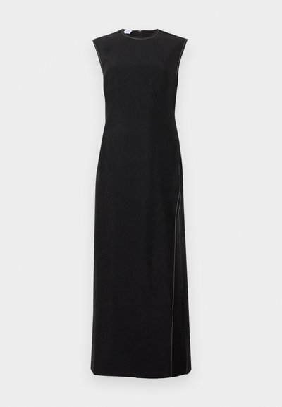 Αμάνικο μαύρο μάξι φόρεμα με ψηλό στρογγυλό λαιμόκοψη και ορατές λευκές πλευρικές ραφές σε μονόχρωμο φωτεινό φόντο.