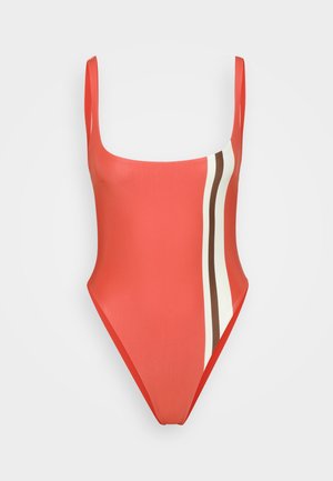 Fato de banho vermelho de uma peça só, com decote quadrado, alças finas e listras verticais contrastantes em branco e castanho nas laterais. Textura suave.