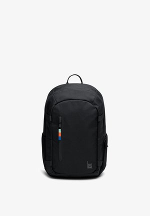 Sac à dos noir avec une poche verticale zippée à l'avant présentant des accents de couleur bleu, orange et vert, des bretelles rembourrées et une poignée de transport supérieure.