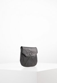 Svart läderpung med texturerad yta, med en vikbar klaff och ett synligt svart tryckknäppe framtill. Kompakt form.