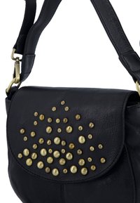 Zwarte leren handtas met een klep sluiting, voorzien van een patroon van ronde messing studs in verschillende maten aan de voorkant. Inclusief verstelbare schouderband.
