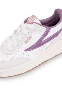 Sneaker bianco con accenti viola e logo rosa chiaro. Presenta dettagli perforati, lacci e una suola testurizzata per una presa maggiore.