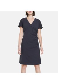 Navyblaues Kleid mit kurzen Ärmeln, V-Ausschnitt und taillierter Passform. Glatter Stoff mit subtilen Drapierungsdetails, knielanger Saum.