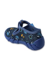 Niebieskie dziecięce buty z wzorzystą cholewką z robotami i planetami, elastycznym paskiem oraz gumową podeszwą z teksturowanym bieżnikiem.