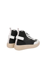 Baskets montantes en cuir noir et blanc avec une semelle en caoutchouc beige. Présentent un système de laçage à l'avant, une sangle au niveau de la cheville et des coutures décoratives.