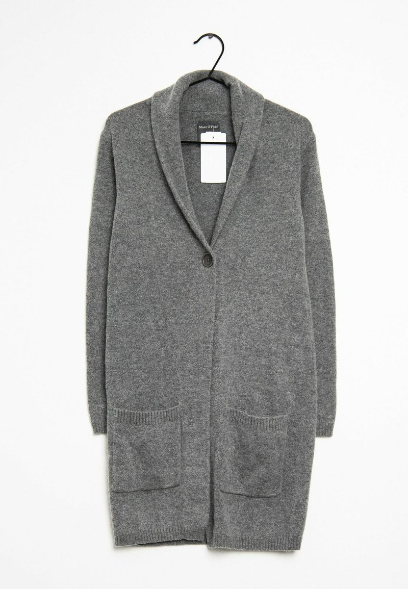 Grauer Cardigan mit Schalkragen, einem Knopfverschluss, zwei vorderen Taschen und gerippten Bündchen. Hergestellt aus einem weichen Wollmischgewebe.