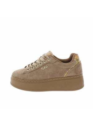 Sneaker platform beige con texture in camoscio, chiusura frontale con lacci, logo in metallo marchiato sul lato e linguetta del tallone decorata.