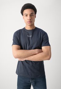 Marc O'Polo SHORT SLEEVE LOGO AT CENTRE FRONT - T-Shirt basic - dark navy