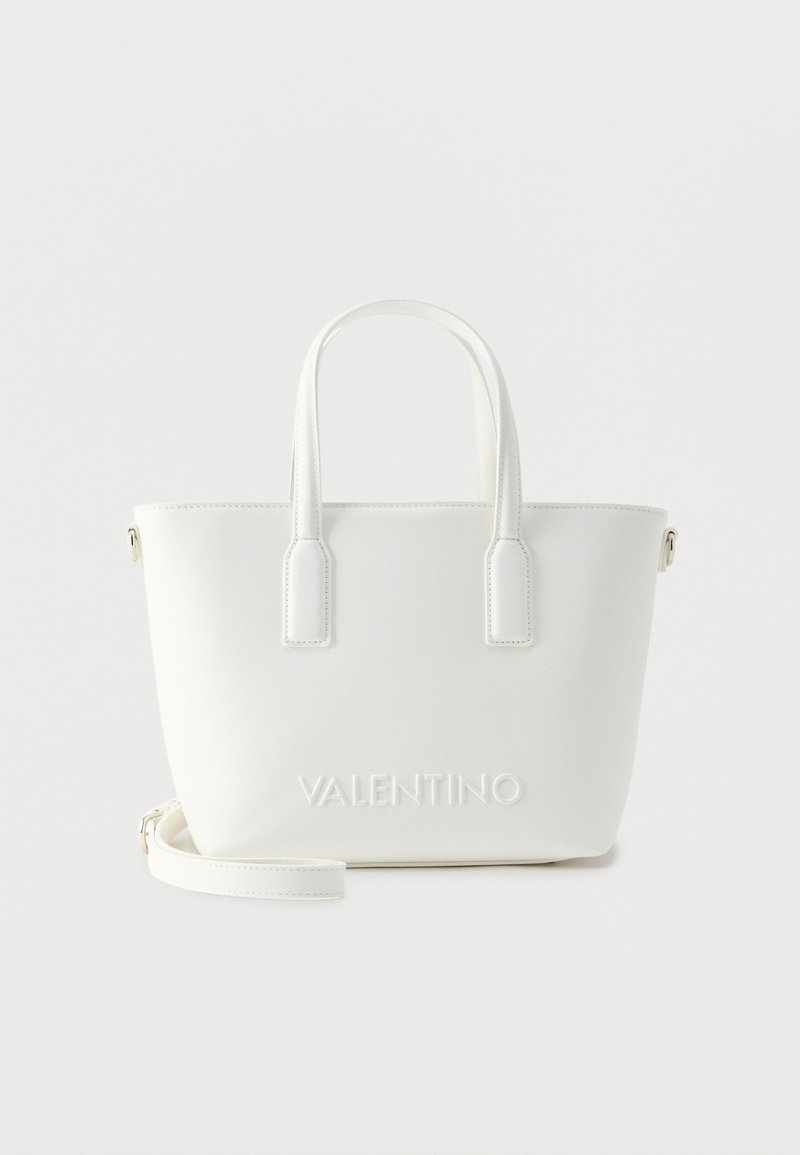 Άσπρη τσάντα tote Valentino με διπλές χειρολαβές στο πάνω μέρος, αποσπώμενο λουρί ώμου και ανάγλυφο λογότυπο σε λεία, υφασμένη επιφάνεια.