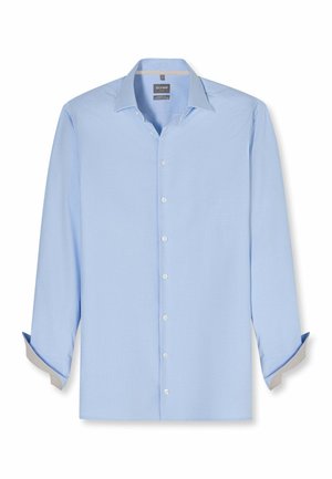 Lichtblauw overhemd met lange mouwen, knoopsluiting, brede kraag en licht opgerolde manchetten, weergegeven op een witte achtergrond.