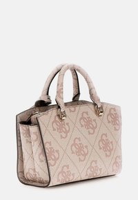 Borsa beige testurizzata con motivo a diamante, doppi manici, hardware dorato e forma strutturata. Presenta dettagli con logo sul tessuto.