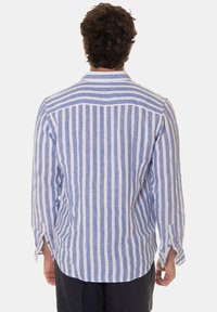 Camicia a maniche lunghe a righe blu e bianche, realizzata in tessuto leggero, con una vestibilità comoda, maniche con bottoni e dettaglio del yoke sul retro.