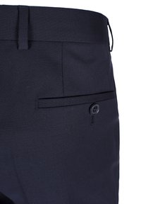 Granatowe spodnie z teksturowanej tkaniny, z jedną tylną kieszenią na guzik oraz szlufkami do paska w talii.