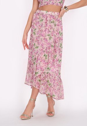 Bloemen maxi-rok van lichtgewicht, doorschijnende stof met een roze achtergrond, groene bladeren en paarse bloemen, en een gerimpelde zoom.