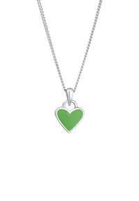 Silvrig kedja med ett hjärtformat hänge i grönt, med en slät yta och en silverkant.