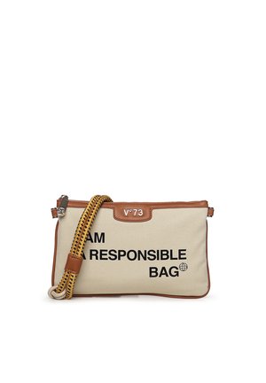 Borsa a tracolla in tessuto beige e marrone con la scritta "I AM A RESPONSIBLE BAG" e tracolla in corda gialla e nera intrecciata, etichettata V°73.