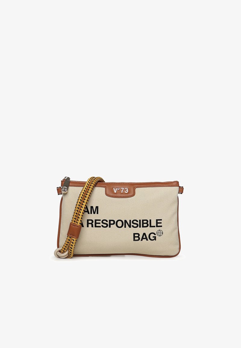 Bolso de tela beige y marrón para el hombro con texto "I AM A RESPONSIBLE BAG" y correa de cuerda torcida amarilla y negra, etiquetado V°73.