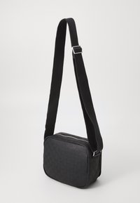 JAM MONOGRAM MINI MESSENGER BAG - Keresztpántos táska - off noir