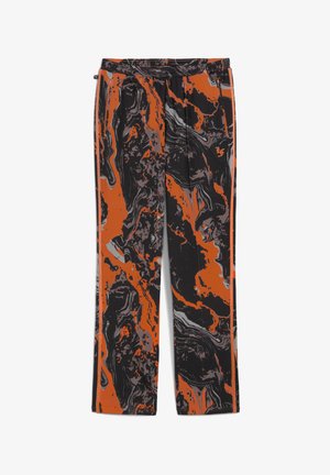 Czarne spodnie z pomarańczowo-szarym marmurkowym wzorem, wykonane z gładkiego materiału, z elastycznym paskiem w talii i detalem z logo.