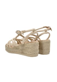 Sandalias de cuña de esparto beige con múltiples tiras finas, correa ajustable en el tobillo y plataforma de yute trenzada.