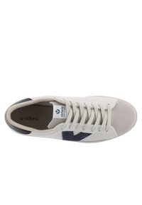 Baskets blanches avec un capuchon en daim gris et des accents bleu marine, dotées de lacets plats, d'un bout rond et d'un logo sur la languette.