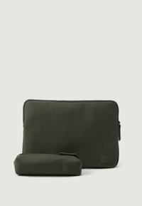Zielona oliwkowa etui na laptopa i pasująca kosmetyczka, gładka tekstura, prostokątny kształt, zamek błyskawiczny, wytłoczone logo na każdym elemencie.