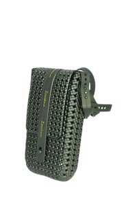 Borsa intrecciata verde con superficie testurizzata, dotata di chiusura a pattina e tracolla regolabile, evidenziata da dettagli del marchio gialli.