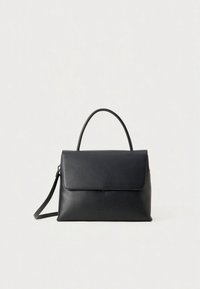 Mala de mão em pele preta com forma estruturada, aba superior plana, pega única e alça de ombro destacável. Design minimalista sem padrões.
